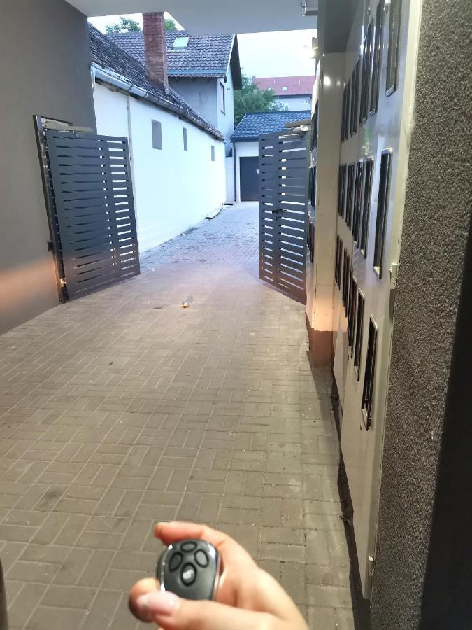 Stan Na Dan M Apartment Novi Sad Bagian luar foto